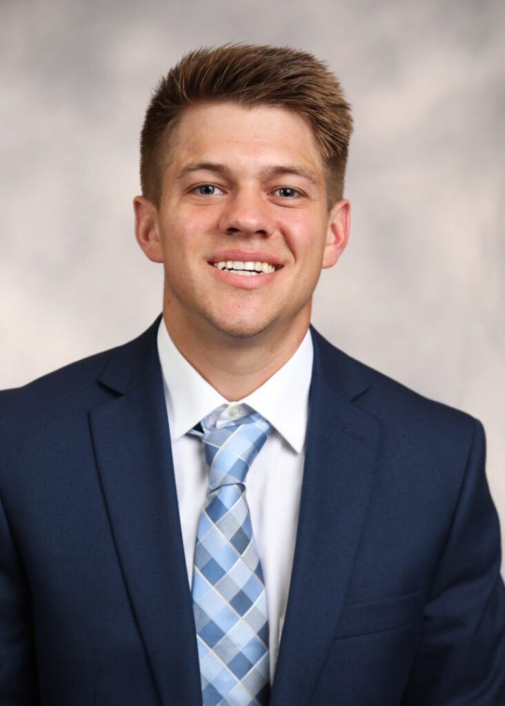 a man in a suit and tie posing for a picture.